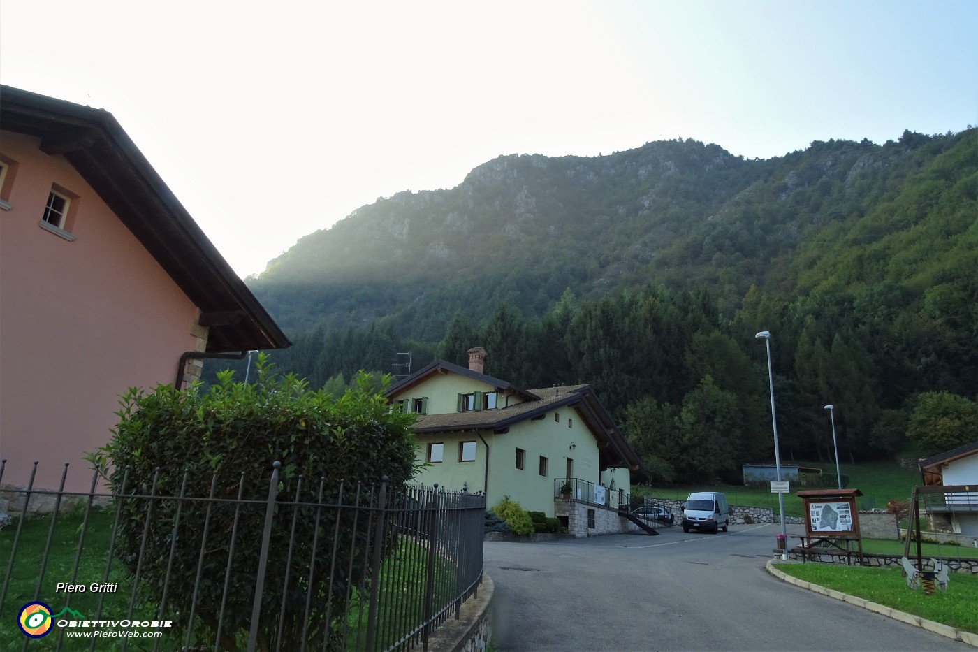 64 Uno sguardo in alto da Pregaroldi al Pizzo di Spino.JPG